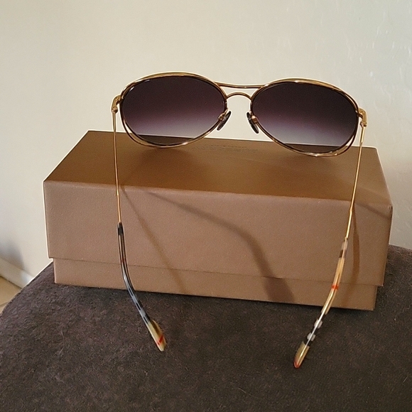 NWT. Burberry Unisex Sunglasses. - Picture 8 of 8